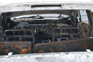 Quema de contenedores en La Herradura y vehículo quemado en el parquin de Arnao/TA.